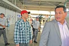 O empresrio Rubens Alves de Lima (camisa xadrez) chega ao Frum de Cuiab na companhia do advogado Gesuno Farias