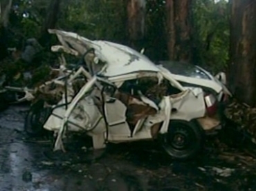 Carro fica destrudo em batida no Sul de MG. Duas pessoas que estavam no veculo morreram