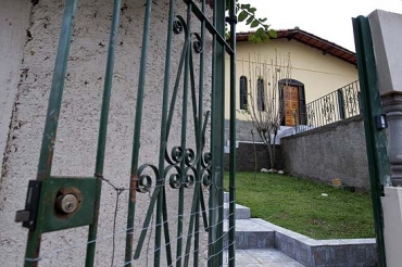 Fachada da casa de casal morto a facadas em Santana de Parnaba (Grande SP); filha  suspeita do crime