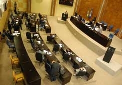 Os deputados estaduais realizaram ontem a ltima sesso do ano com o aumento dos prprios salrios e do governador