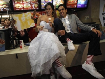 Carlos Muoz e Marisela Matienso usaram at a meia do personagem Ronald McDonald em cerimnia
