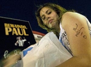 A jovem Elisa Delfino, 18, que subiu ao palco em Porto Alegre e em So Paulo, exibe tatuagem que ela fez com autgrafo
