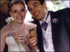 Vicky sorri ao lado de Michael no dia do casamento, que durou 5 meses