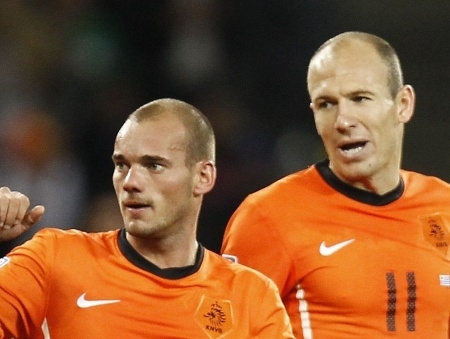O time da Holanda tem dois jogadores indicados: Sneijder (esquerda) e Robben