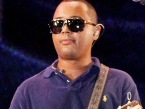 O cantor Dudu Nobre durante show na praia de Copacabana, no Rio, domingo, dia 27 de junho