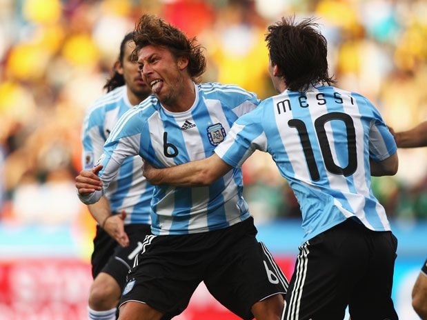 Messi corre para abraar Heinze, autor do solitrio gol da Argentina