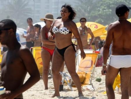 Solange Couto exibe silhueta em praia carioca no ltimo vero