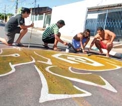 No CPA IV, casal anima moradores para enfeitar rua com apetrechos e pintar mascotes da frica no asfalto
