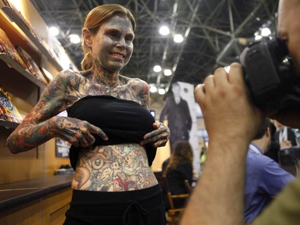 Julia Gnuse entrou para o Guinness, livro dos recordes, como a mulher mais tatuada do mundo.