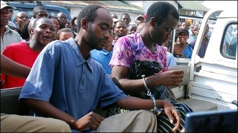 Steven Monjeza (esq.) e Tiwonge Chimbalanga esto presos desde dezembro