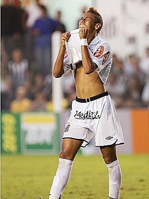 Neymar converteu um pnalti inexistente no 1 tempo e desperdiou outro, bem marcado, no 2