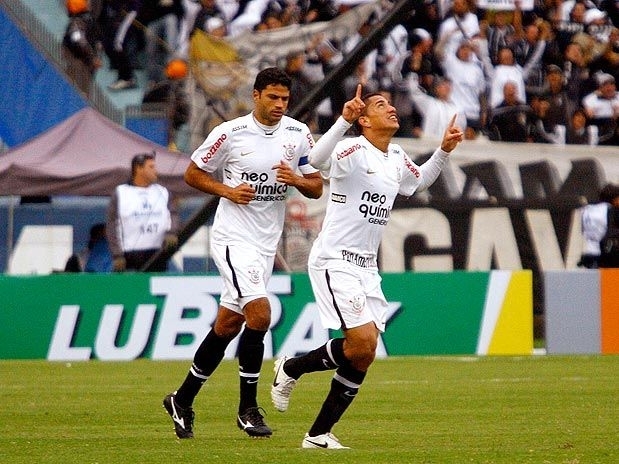 Ralf comemora o primeiro gol do Corinthians contra o Grmio