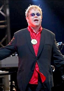 Elton John faz show beneficente no Mxico