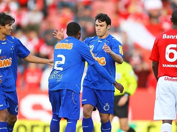 Klber e Elicarlos comemoram gol do Cruzeiro