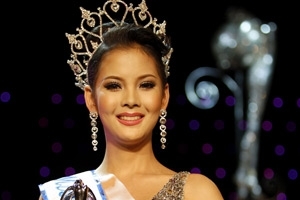 A tailandesa Nalada Thamthanakom sorri aps vencer o concurso Miss Travesti 2010 nesta sexta-feira (7).
