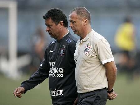 Mano Menezes (direita) ganhou nova oportunidade; Walmir Cruz, no