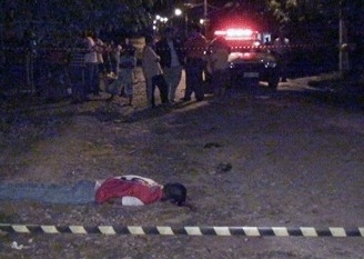 Homem  executado com 4 tiros aps ser derrubado de moto na perifeira de Cuiab