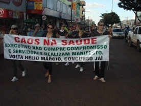 Mdicos realizam passeata como forma de manifesto em Tangar da Serra