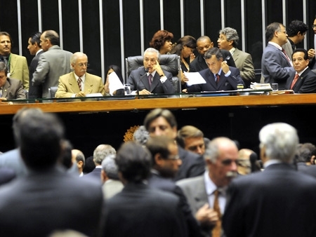 Deputados aprovam texto-base do Ficha Limpa