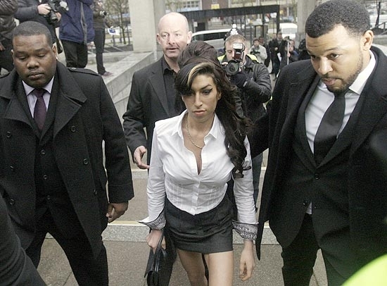 A cantora Amy Winehouse, que foi internada aps uma queda dentro de casa