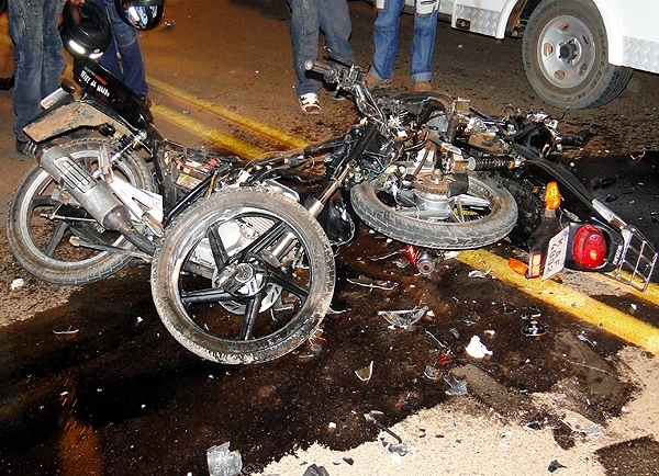Dois morrem e um fica ferido em acidente com motos