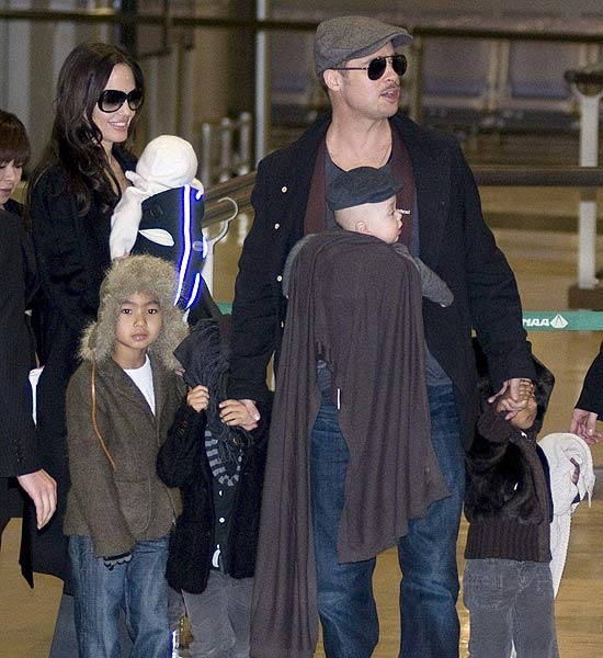 O casal de atores Angelina Jolie e Brad Pitt com os filhos, que decidiram oficializar seu casamento