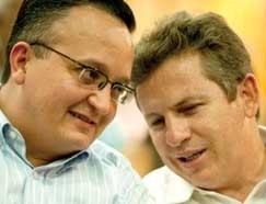 Pedro Taques e Mauro Mendes em conversas ontem durante encontro no interior do Estado