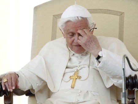 Bento 16 durante audincia semanal no Vaticano; surdo-mudo acusa o papa e outros religiosos de acobertar pedofilia