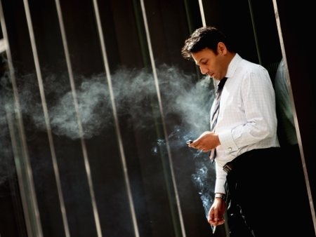 OMS diz que 10% dos adultos morrem por causa do cigarro; estudo orienta proibio em locais fechados
