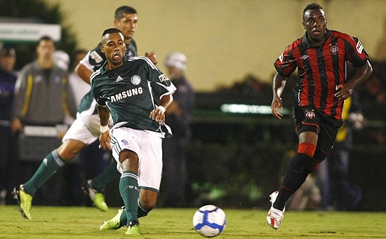 Atacante Robert participa de jogada do Palmeiras na vitria contra o Atltico-PR pela Copa-BR
