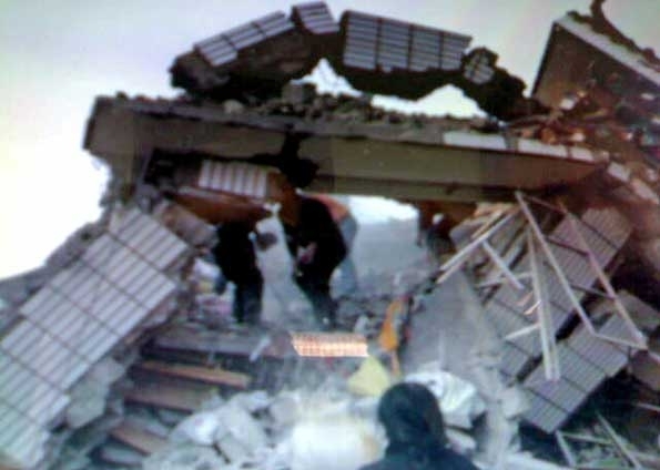 Foto tirada por celular mostra uma casa destruda na regio atingida por forte terremoto nesta quarta-feira (14).