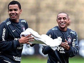 Dentinho e Roberto Carlos: descontrao na vspera do jogo decisivo para o Timo