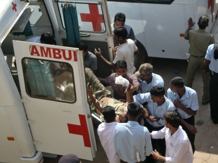 Paramdicos carregam policial indiano ferido em ataque de guerrilheiros maostas nesta tera-feira (6)