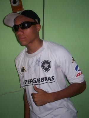 Wellington Silva faz pose com a camisa branca do Botafogo