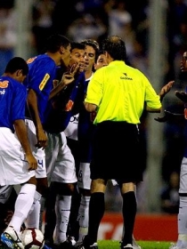 Jogadores do Cruzeiro reclamam com o rbitro, que expulsou Gilberto aos 2min