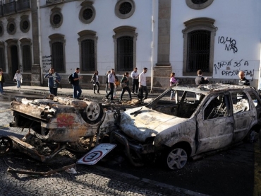 Carros foram incendiados durante protesto no Centro do Rio, na segunda (17)