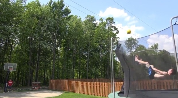 Rapaz fez cesta ao arremessar bola de cama elstica durante salto mortal