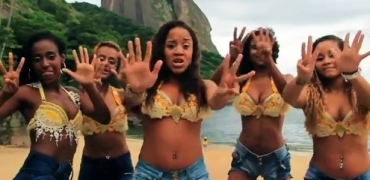 O grupo Bonde das Maravilhas dança no clipe da música 