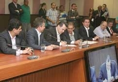 O governador Silval Barbosa (PMDB) assina ordem de servio para o incio das duas obras, durante solenidade no Palcio P
