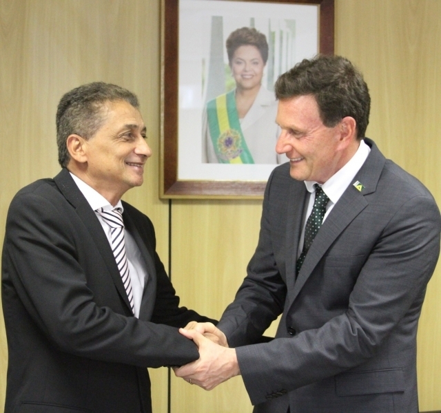 Neurilan Fraga cumprimenta o Ministro Marcelo Crivela durante audincia em fevereiro deste ano.