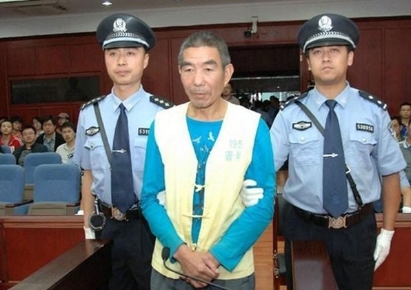 O chins Zhang Yongming durante audincia em julho de 2012 na qual foi condenado  morte por ter matado 11 homens em qua
