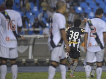 Bruno Mendes anotou dois gols e decidiu para o Botafogo o clssico no Engenho
