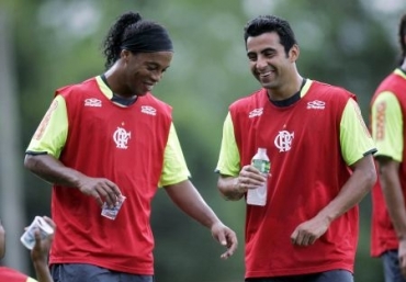 Nos treinos, Ronaldinho no deixou de brincar com os companheiros