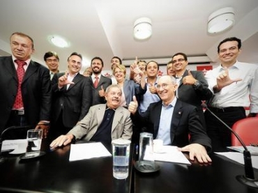 Lula posa para fotos ao lado do presidente nacional do PT, Rui Falco, e candidatos do partido que vo ao 2 turno