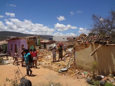 Acidente aconteceu por volta das 19h, em Ituau, no sudoeste da Bahia; casas ficaram destrudas