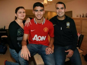 Andreas Pereira e os pais brasileiros: nascido na Blgica, ele espera chamado no Brasil