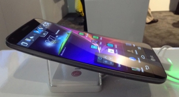 Smartphone LG G Flex tem tela curva e chega aos EUA por US$ 1 mil