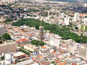 Centro de Cuiab, com destaque para o Palcio do Comrcio e a rea verde do Morro da Luz. (