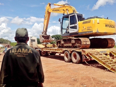 Flagrante de garimpo ilegal feito pelo Ibama em municpio de Mato Grosso 