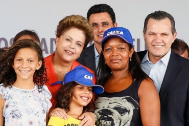 Aps entrega de casas, Dilma e Silval posam com moradors beneficiados, no Parque Cuiab